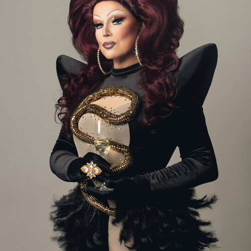 Een drag queen tijdens een make-over transformatie, met professionele make-up en styling die de artistieke expressie en transformatie laat zien