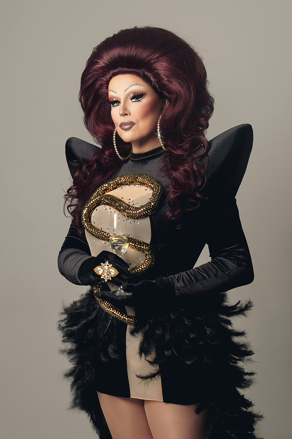 Een drag queen tijdens een make-over transformatie, met professionele make-up en styling die de artistieke expressie en transformatie laat zien